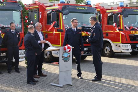 B Rgermeister Gebing Bergibt Sechs Fahrzeuge An Ihre Neuen Standorte