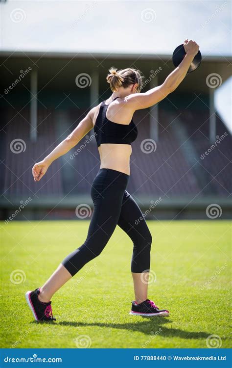 Atleta De Sexo Femenino Alrededor Para Lanzar Un Disco Foto De Archivo