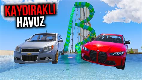 Pahalı Sedan vs Ucuz Hatchback Arabalar Kaydıraklı Havuz Parkurunda