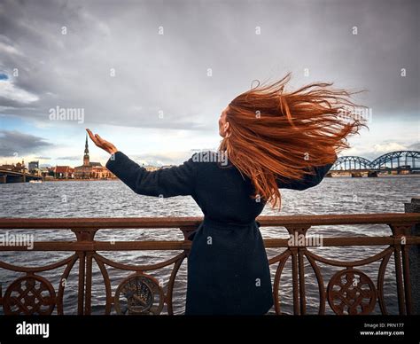 Ein junges Mädchen drehte sich Gesicht der Stadt ihre Hände angehoben