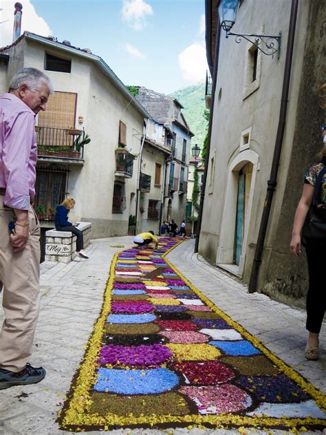 Linfiorata Di Cusano Mutri Ritornano I Tappeti Di Fiori Per Le Strade