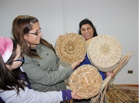 Ancestral arte del tejido con totora será transmitido a nuevas