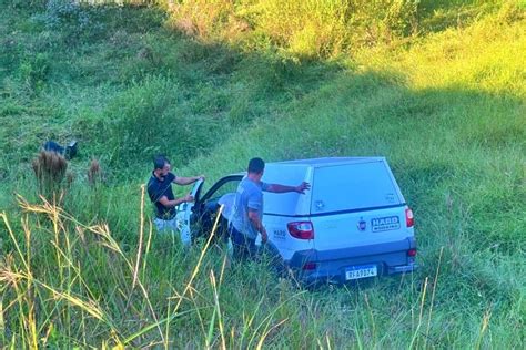 Motorista cochila no volante perde o controle da direção e desce