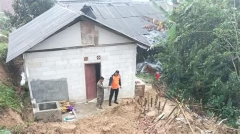 Longsor Di Leuwisadeng Bogor Akses Warga Terputus Hingga 2 Rumah Rusak