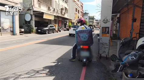 急煞車！外送員擦撞路人「遭推倒、挨揍」 Yahoo奇摩汽車機車