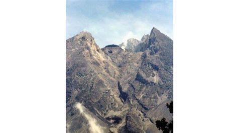 Guguran Dan Luncuran Lava Pijar Gunung Merapi Tadi Malam Mengarah Ke