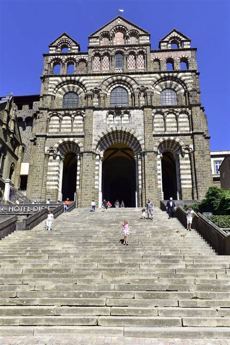 Un lieu une histoire Cathédrale du Puy en Velay élancée vers le ciel