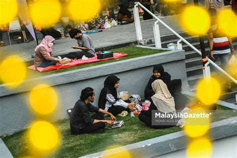 Suasana Meriah Berbuka Puasa Di Dataran Putrajaya