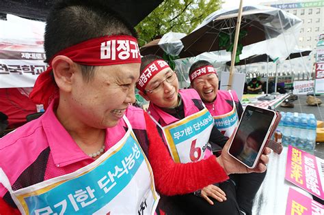 보고싶은 손주와 영상통화 하는 학교비정규직 노동자 포토 민중의소리