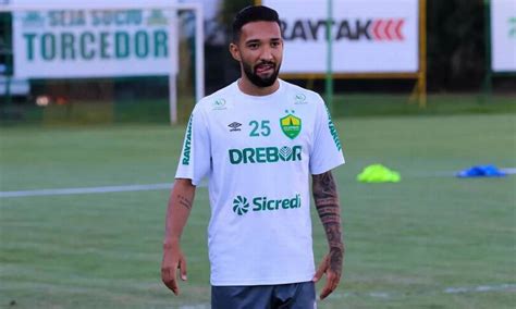 Cuiabá rescinde contrato atacante Clayson acusado de agressão a