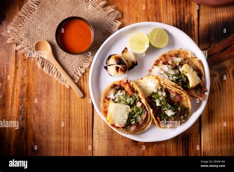 Tacos Al Pastor Tambien Conocidos Como Tacos De Trompo Son El Tipo De