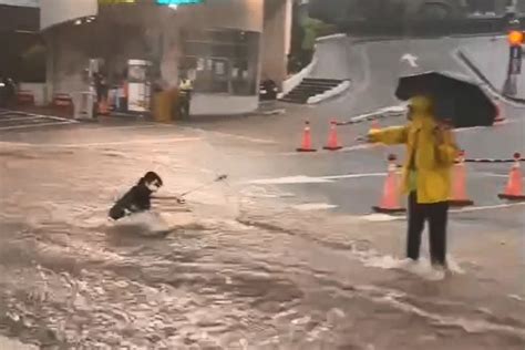 [新聞] 滑水道 弘光科大校門口學生過馬路 遭強勁雨水沖走10公尺 Gossiping板 Disp Bbs