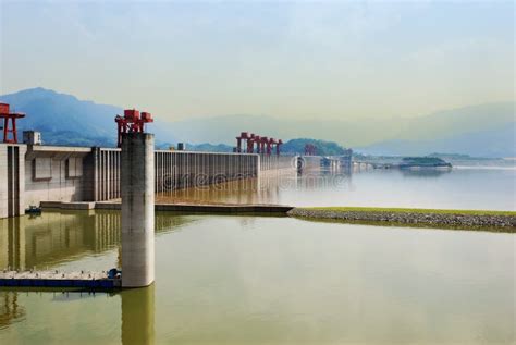 Three Gorge Dam Foto De Archivo Imagen De Aumento Niebla 23551686