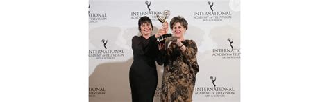 Foto Thelma Guedes E Duca Rachid Segurando O Emmy Internacional De