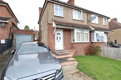 Chairborough Road High Wycombe Hp12 3 Bed Semi Detached House £1 400