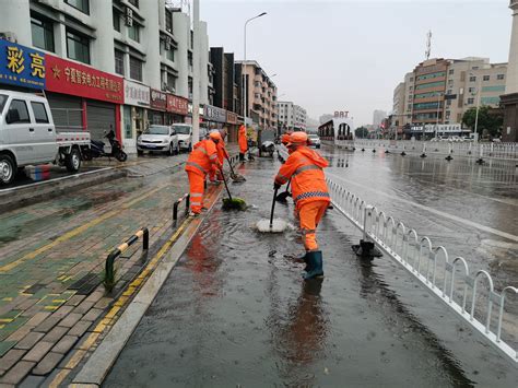 兴庆环卫冒雨作业保畅通 宁夏新闻网