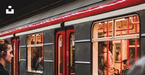 Foto Una Mujer Parada Junto A Un Tren En Una Estación De Tren Imagen Chequia Gratis En Unsplash