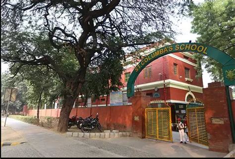 Shah Rukh Khan Makes A Surprise Visit To His School In Delhi