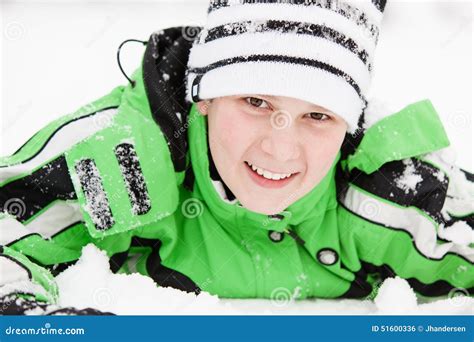 Menino Novo Bonito Um Sorriso Feliz Na Neve Do Inverno Foto De