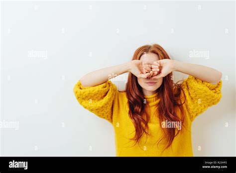 Jeune Femme Se Cacher Face Peur Banque De Photographies Et Dimages