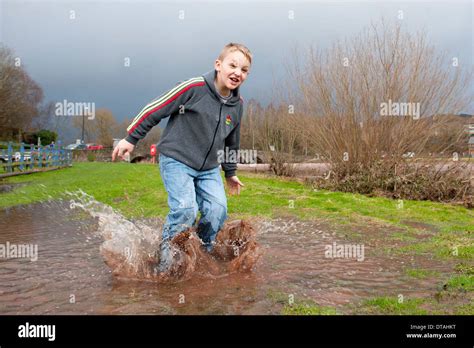 Splash Puddle Hi Res Stock Photography And Images Alamy