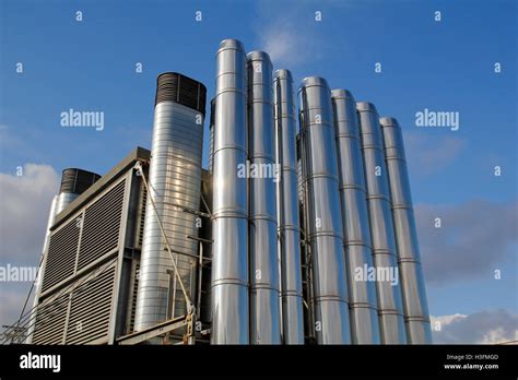 Tubos de ventilación en acero en la azotea de un edificio contra el