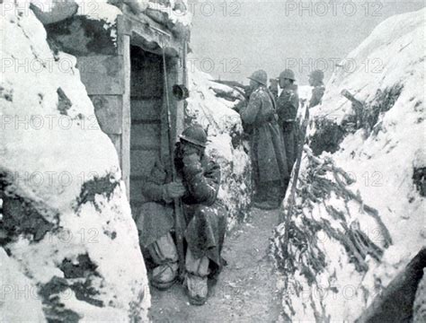 Premi Re Guerre Mondiale Soldats Sous La Neige Dans Une Tranch E