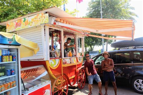 Um Quiosque Com Sucos Frescos E Bebidas Carbonatadas Na Rua Alanya Da