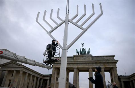 Chanukka Leuchter Vor Brandenburger Tor Aufgestellt