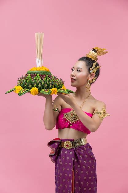 Free Photo Loy Krathong Festival Woman In Thai Traditional Outfit