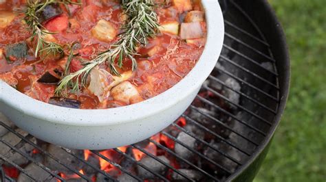 Ratatouille Im Keltentopf Kochkunst Auf Offenem Feuer Mit CeraFlam