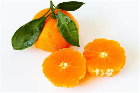 Mandarina Naranja O Clementina Con Hoja Verde Cortada En Naranja Foto