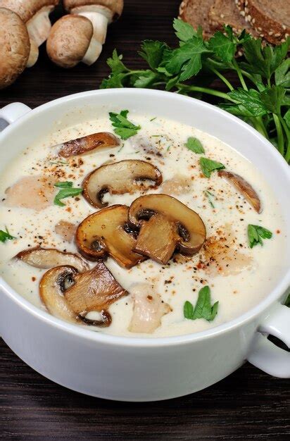 Sopa cremosa de champiñones en puré y rodajas de pollo Foto Premium