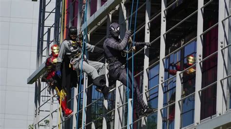 Spiderman E Flash Arrivano Dal Tetto Per I Bimbi Malati Dellospedale