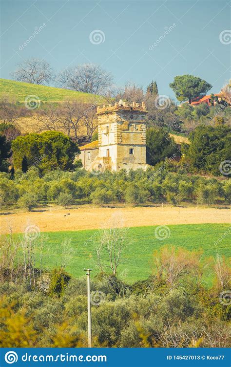 Paisagem Montanhosa As Sobras De Uma Torre Hist Rica Antiga Imagem