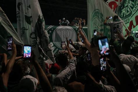 Torcedores Do Palmeiras Recebem Os Jogadores No CT Do Clube 31 01