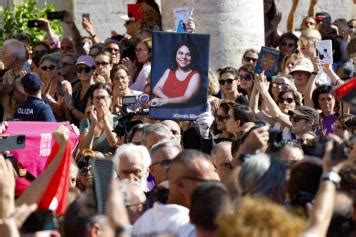 Funerali Di Michela Murgia A Roma La Chiesa E La Piazza Gremite Il