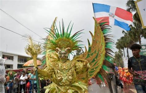 Miles De Personas Disfrutan Del Gran Desfile De Carnaval De Santo Domingo