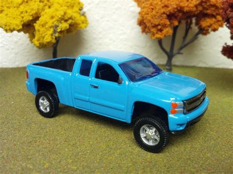 164 Custom Chevy Silverdao Lifted 4x4 Truck Farm Toy