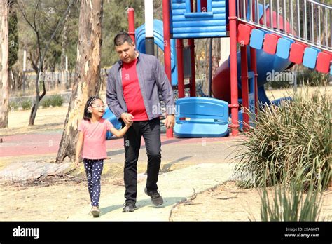 P Re C Libataire Divorc Marche Et Court Dans Le Parc Avec Sa Fille Brune Latina De Ans Qui A