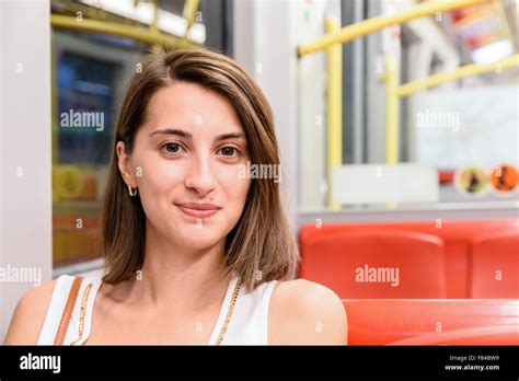 Jeune Fille Voyageuse Banque De Photographies Et D’images à Haute Résolution Alamy