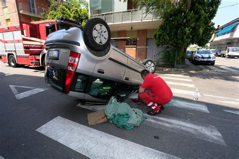 Incidente A Modena Auto Si Ribalta In Mezzo Alla Strada Gazzetta Di Modena