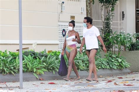 Maju Coutinho Flagrada O Marido Em Dia Na Praia