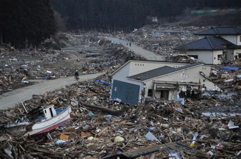 Japonia po trzęsieniu ziemi 10 tys ofiar dziesiątki tysięcy osób