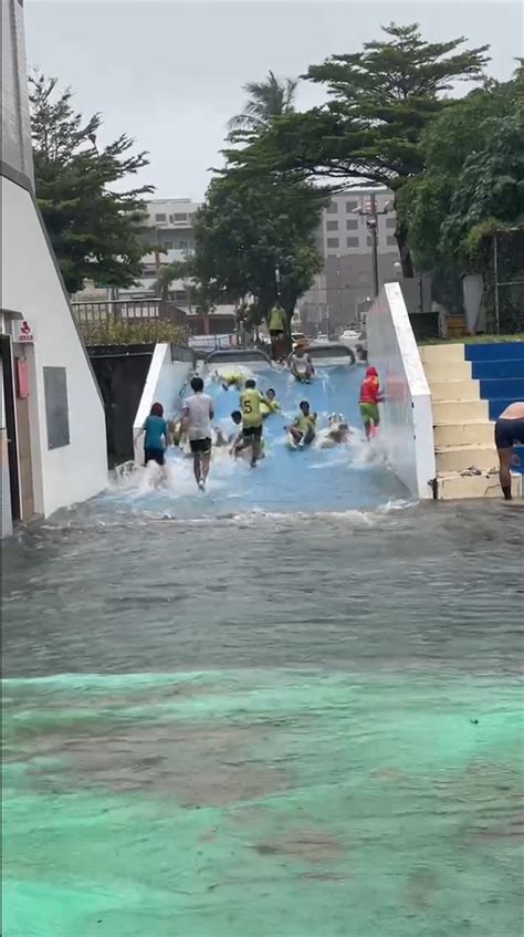 杜蘇芮颱風雨勢驚人 花蓮美崙田徑場斜坡成小型滑水道 生活 中時