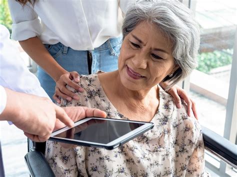 Retrato De Una Paciente Anciana Sonriente En Silla De Ruedas Con Un