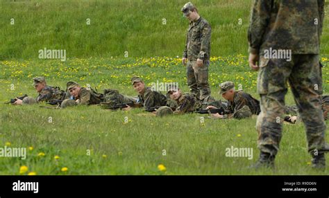 Rekrutenausbildung Bei Der Bundeswehr Fotos Und Bildmaterial In Hoher