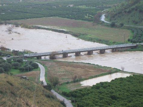 Video Esondato Il Fiume Crati Emergenza In Diverse Zone Nel