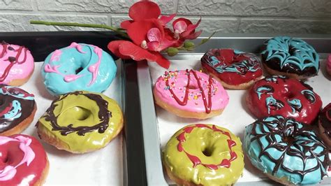 DONUTS DGN TOPPING GLAZE WARNA WARNI enak rasanya mudah buatnya anak²