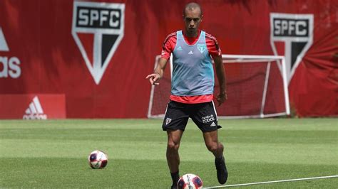 São Paulo Miranda Treina Em Dia De Voltas De Dani Alves E Luciano